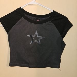 Cropped shirt with star on the front